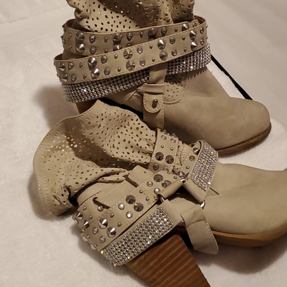 Beige Short Boot with wooden heel Sizr 9 M - Picture 3 of 4